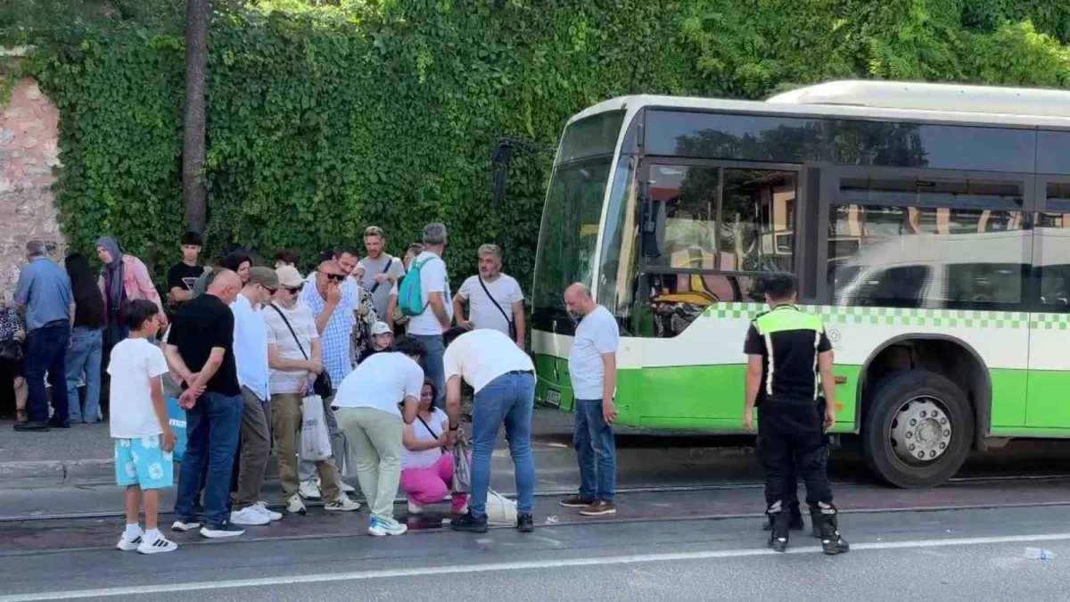 Bursa'da halk otobüsü anne ve bebeğe çarptı: 2 yaralı