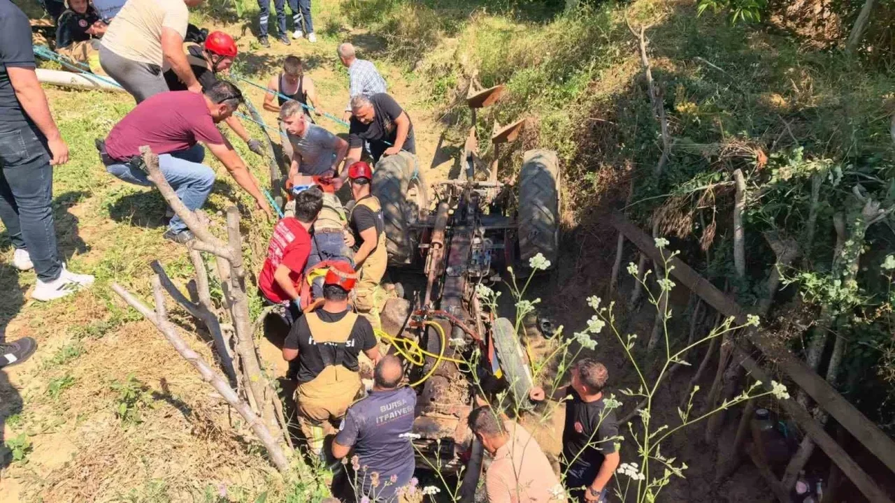 İnegöl'de traktör devrildi: Dede ağır yaralandı, 2 torunu kurtarıldı