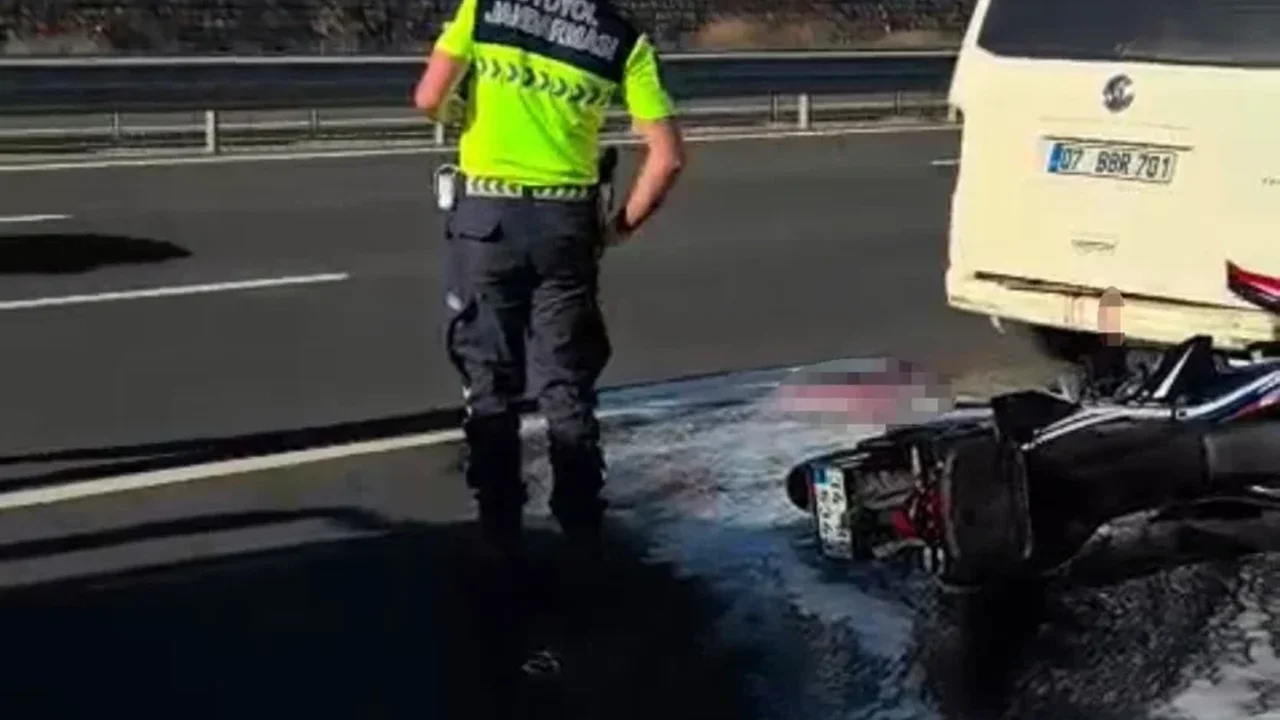 Kocaeli İzmit'te panelvana çarpan motosikletli ağır yaralandı