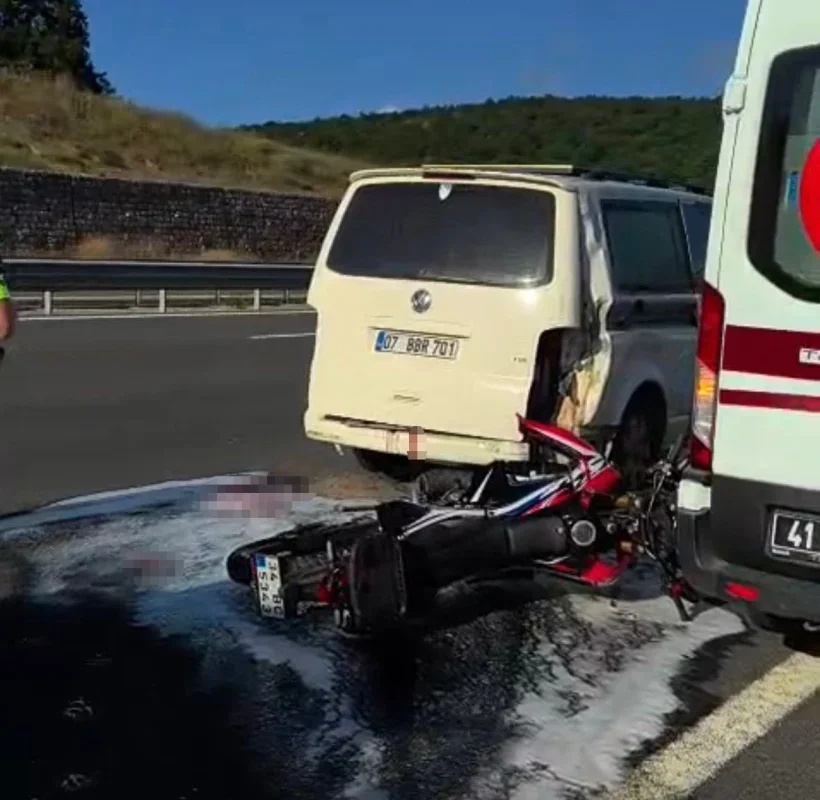 Kocaeli İzmit'te panelvana çarpan motosikletli ağır yaralandı