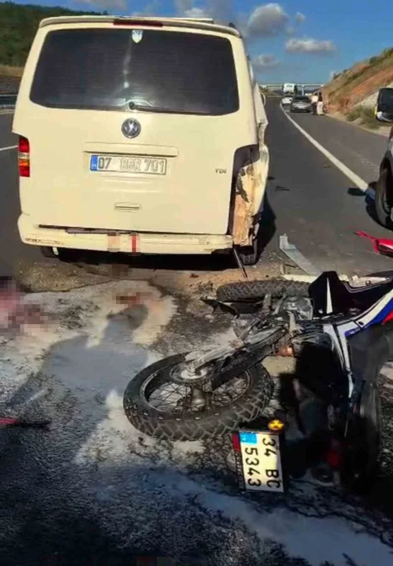 Kocaeli İzmit'te panelvana çarpan motosikletli ağır yaralandı