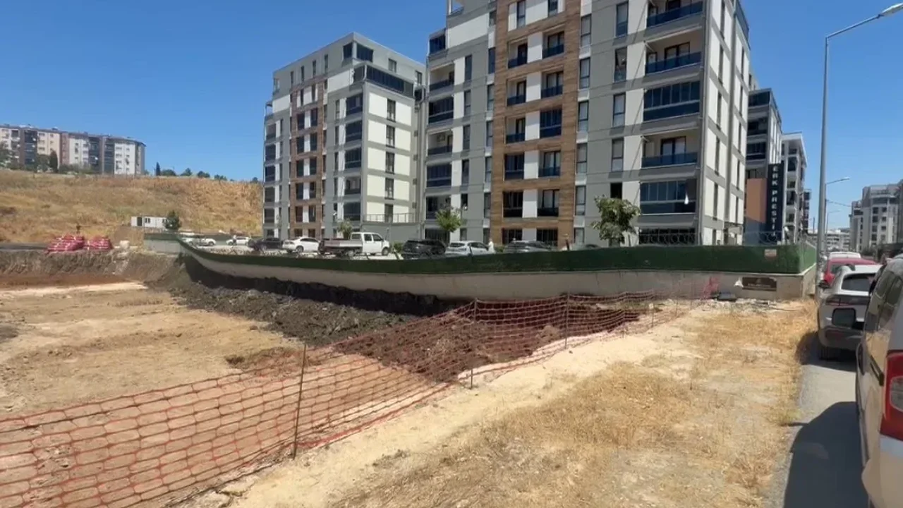 Bursa Nilüfer'de istinat duvarı çöktü, panik yaşandı