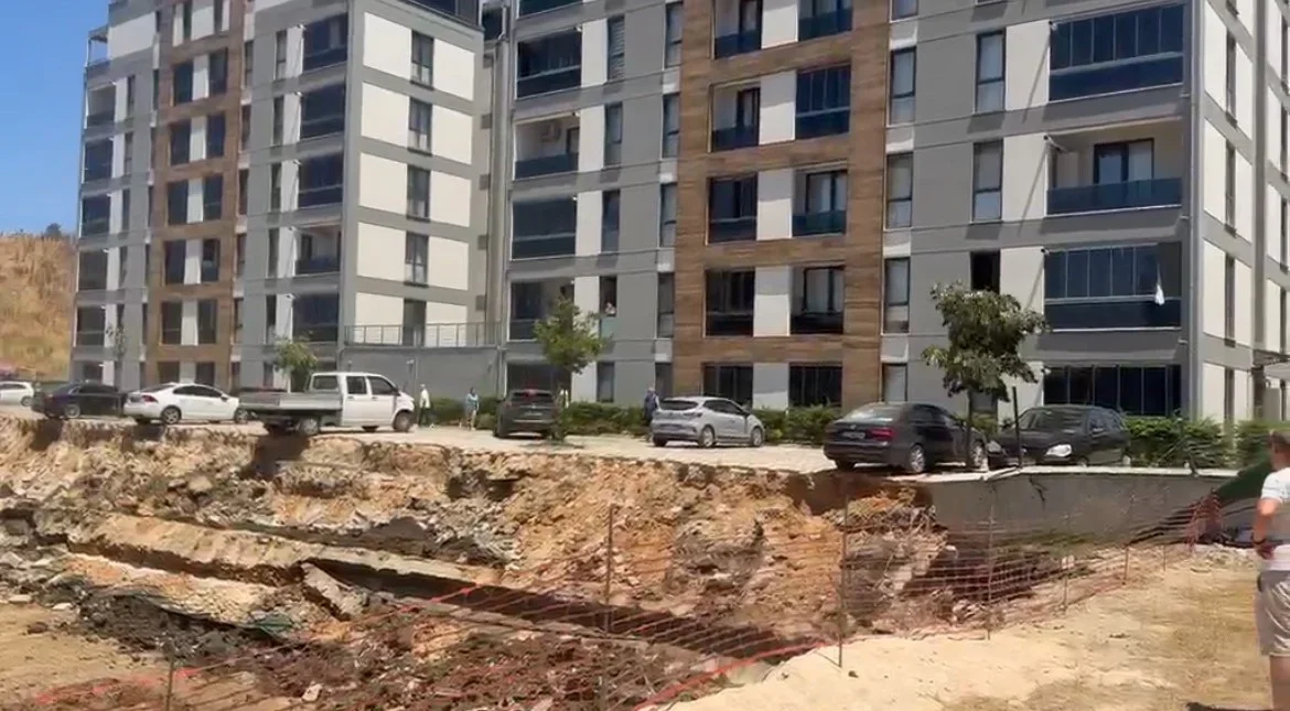 Bursa Nilüfer'de istinat duvarı çöktü, panik yaşandı