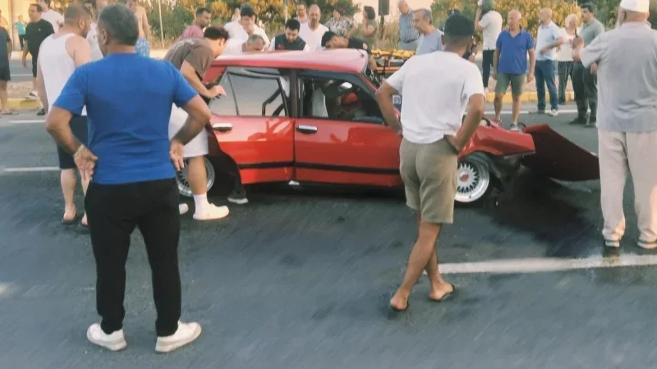 Edremit'te otomobil kazası: 2 kişi öldü, 3 kişi yaralandı