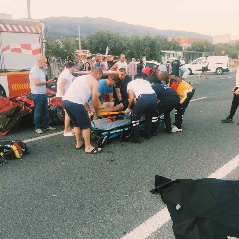 Edremit'te otomobil kazası: 2 kişi öldü, 3 kişi yaralandı