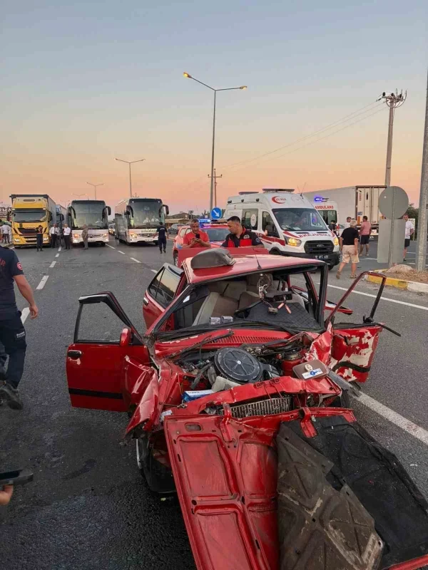 Edremit'te otomobil kazası: 2 kişi öldü, 3 kişi yaralandı