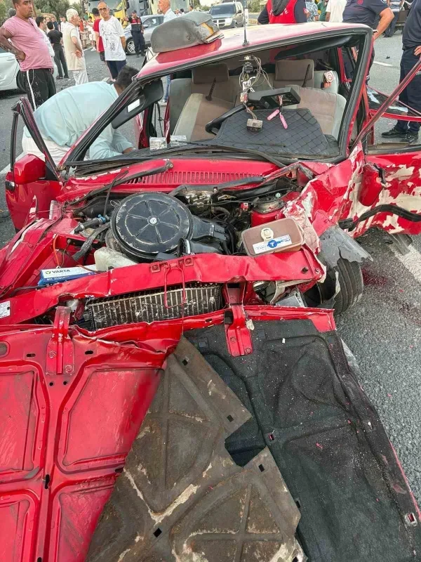 Edremit'te otomobil kazası: 2 kişi öldü, 3 kişi yaralandı