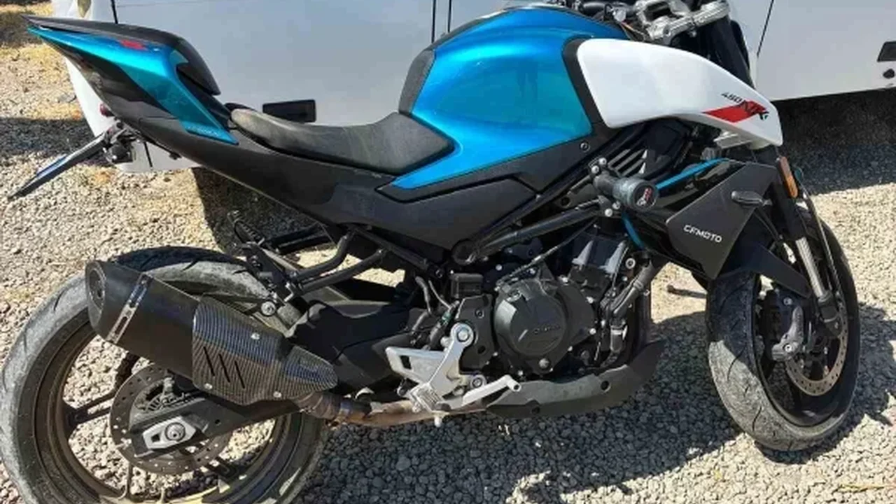 Kocaeli Gölcük'te motosikletli polise çarptı, ayağı kırıldı