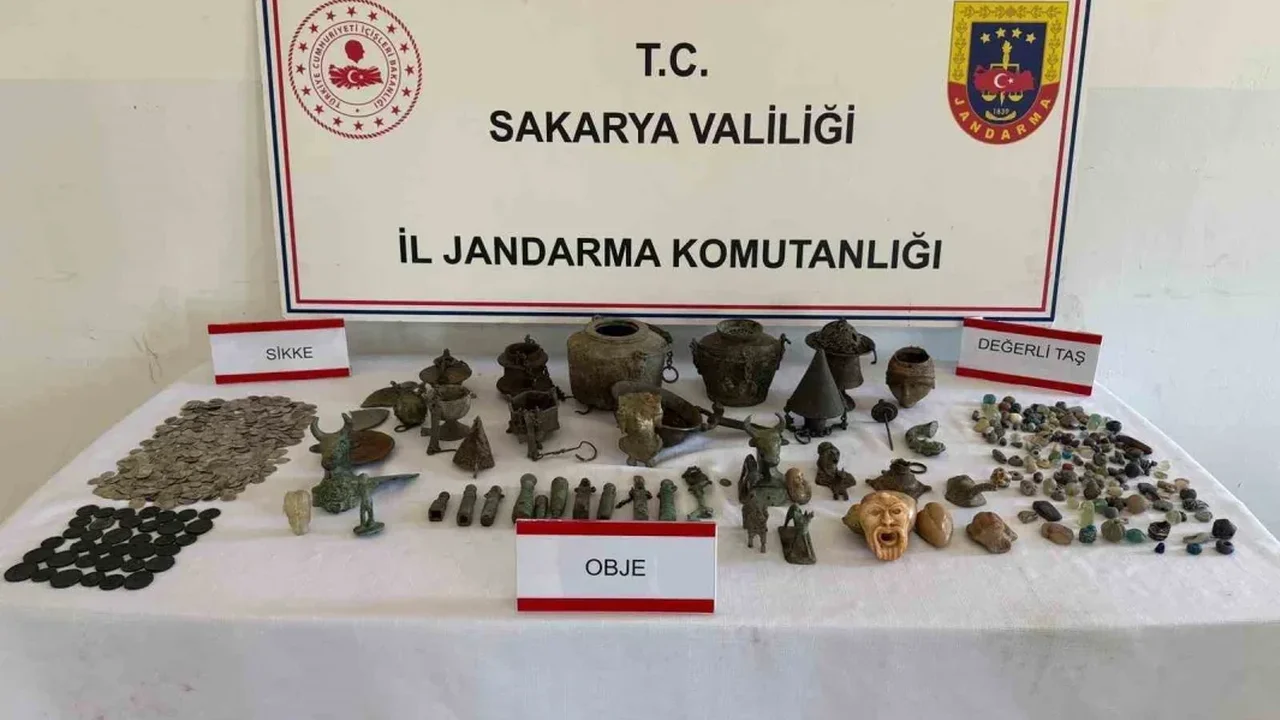 Geyve'de evini kaçak müzeye çeviren şüpheli yakalandı