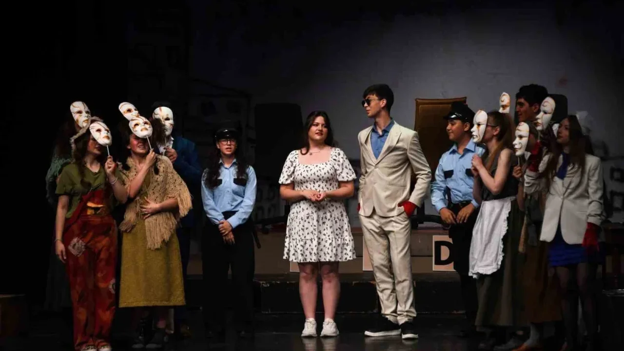 Osmangazi'de gençlerin tiyatro performansı büyük alkış aldı