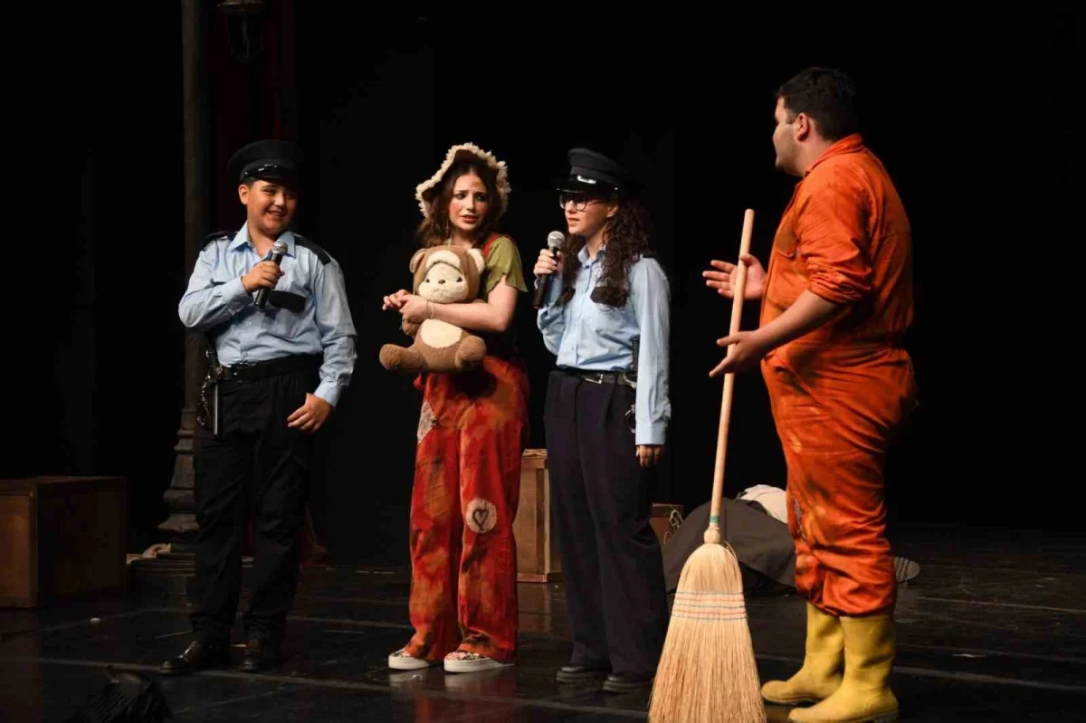 Osmangazi'de gençlerin tiyatro performansı büyük alkış aldı