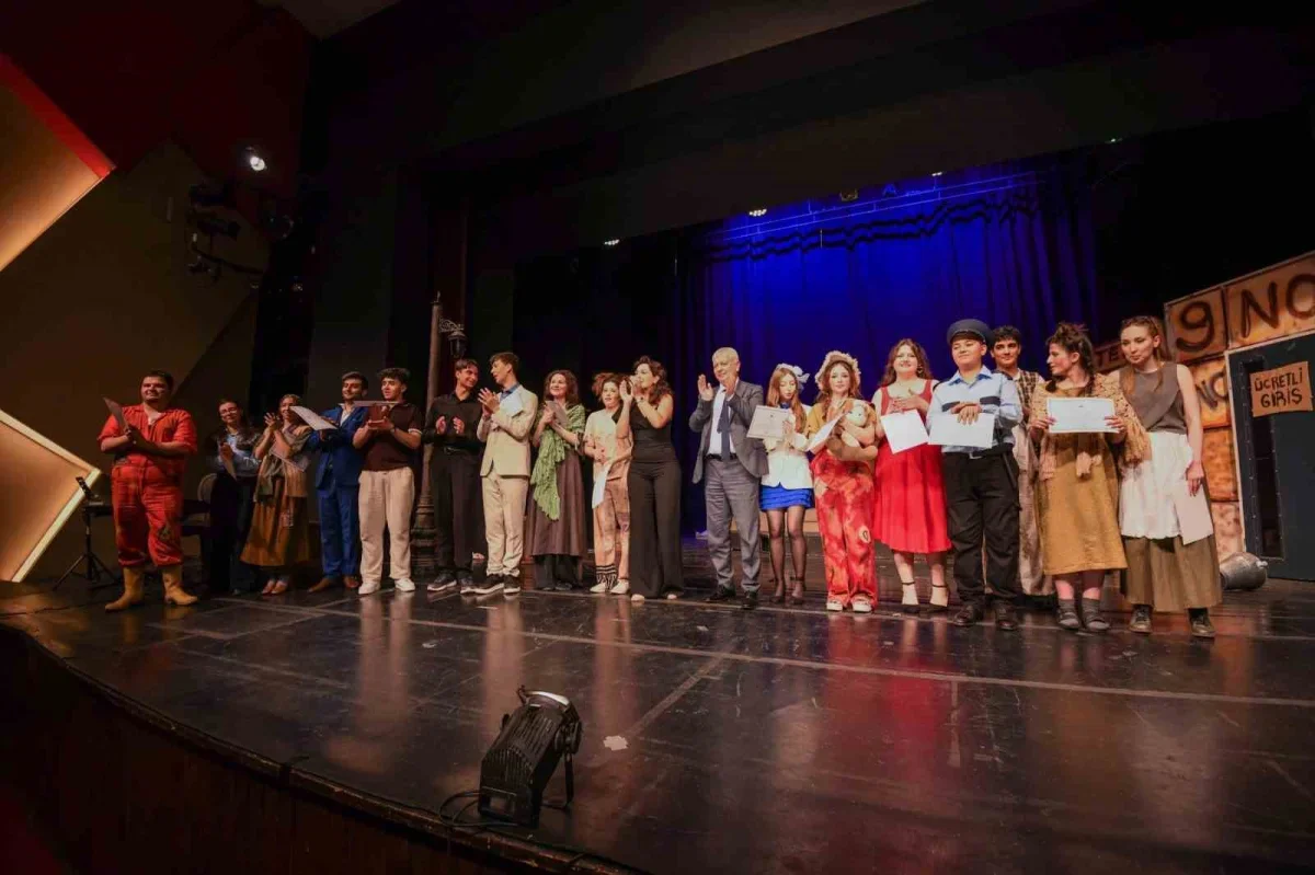 Osmangazi'de gençlerin tiyatro performansı büyük alkış aldı