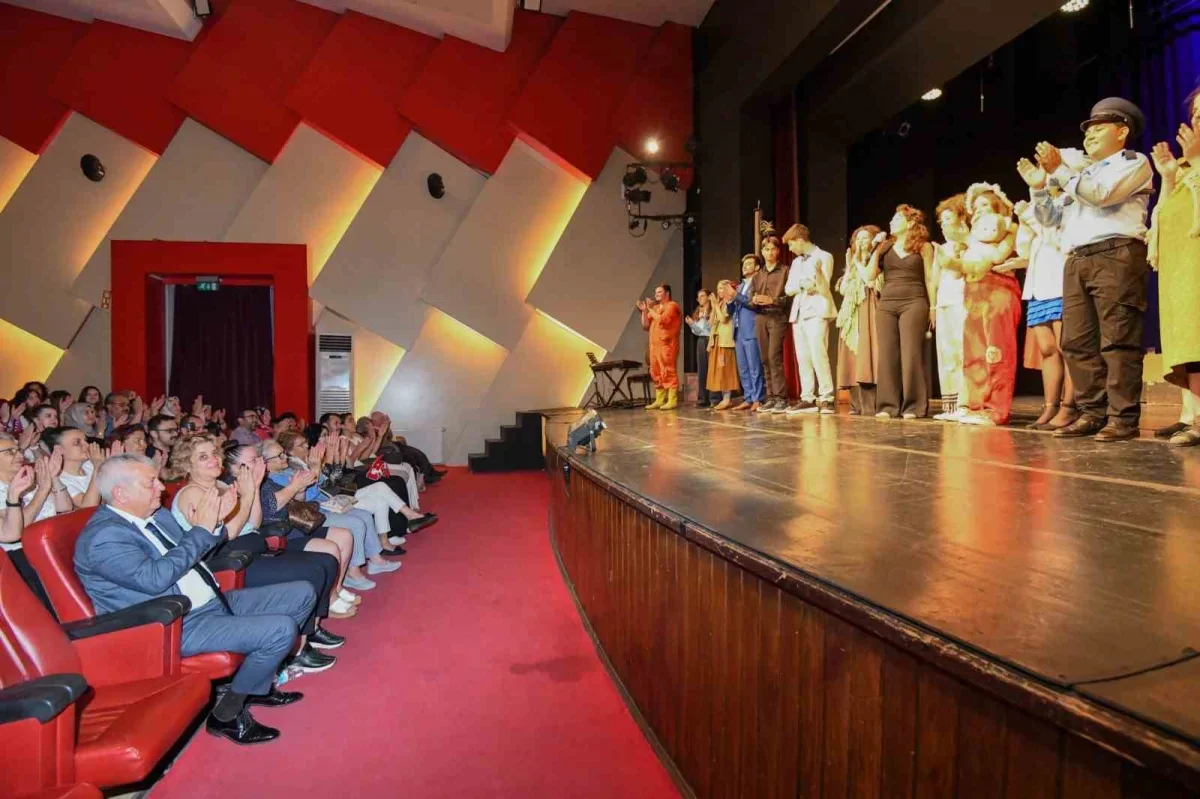 Osmangazi'de gençlerin tiyatro performansı büyük alkış aldı
