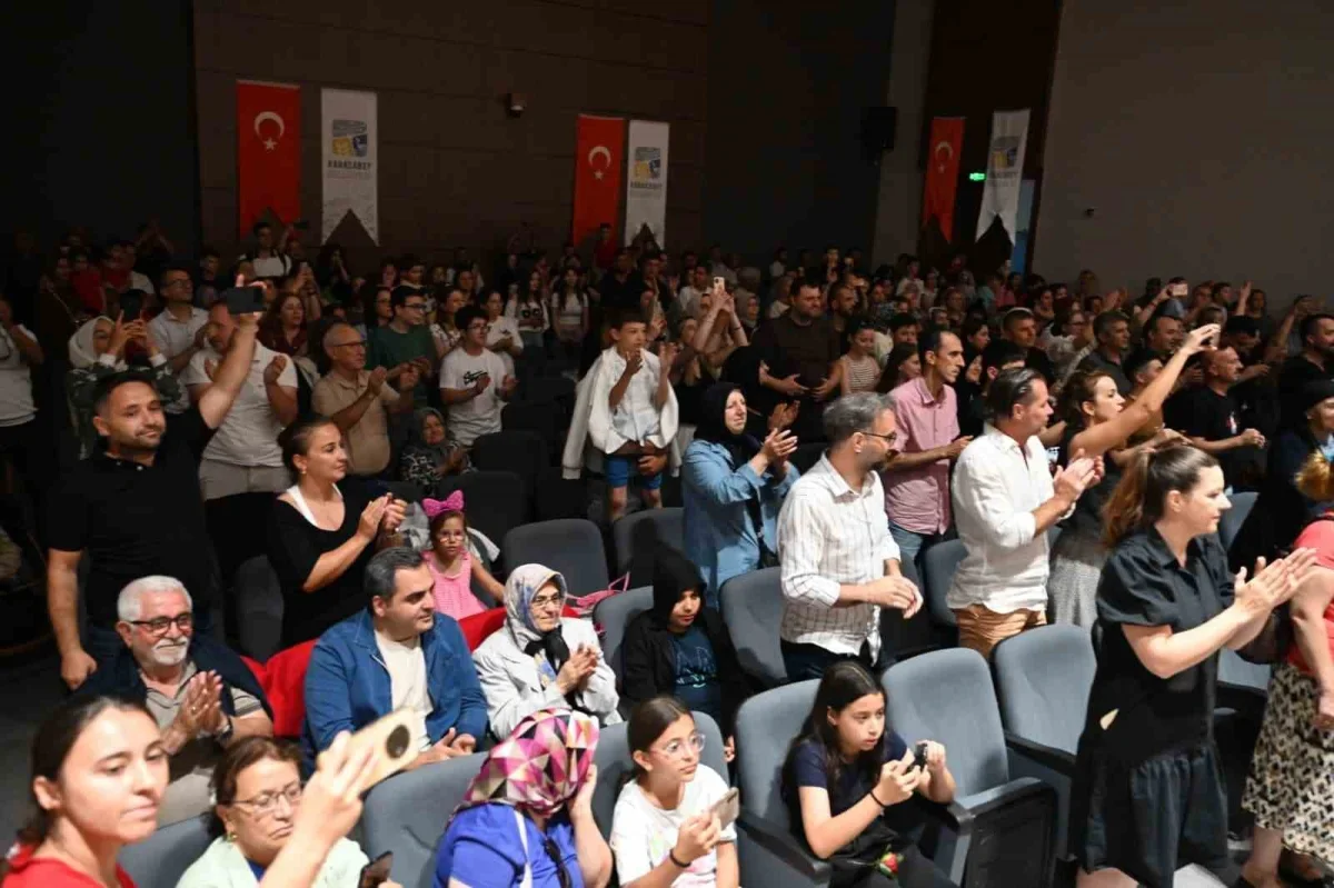Karacabey'de halk oyunları gecesi izleyenlerden tam not aldı