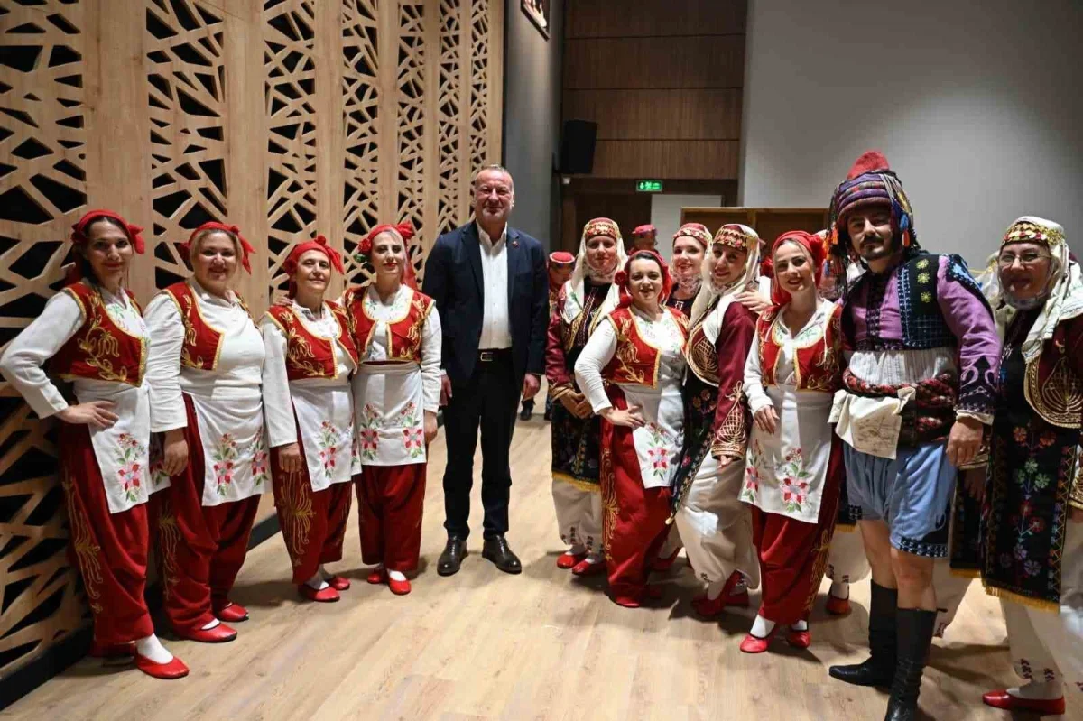 Karacabey'de halk oyunları gecesi izleyenlerden tam not aldı