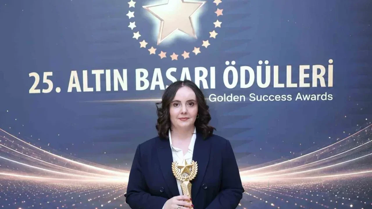 Zöhre Alagöz'e Altın Başarı Ödülleri'nde savunma muhabiri ödülü