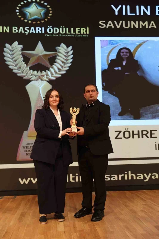 Zöhre Alagöz'e Altın Başarı Ödülleri'nde savunma muhabiri ödülü