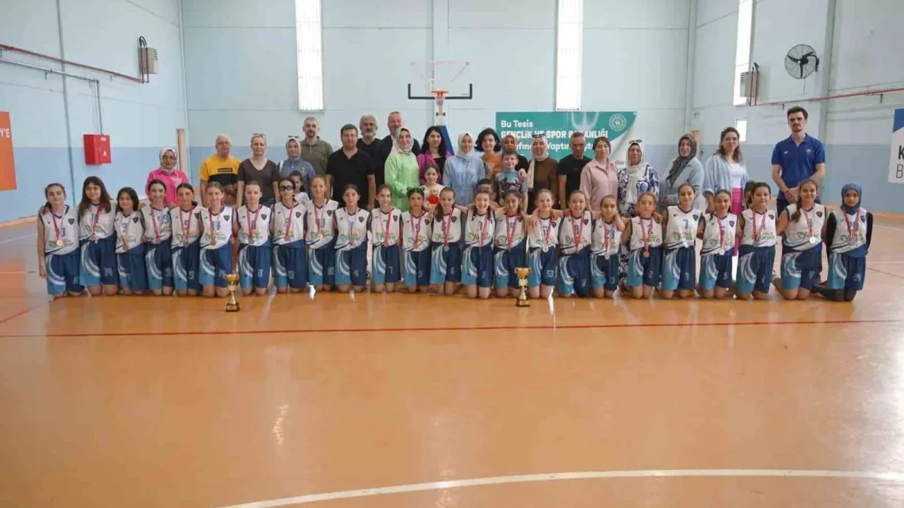 Karacabey Belediyespor'un U10 ve U11 kızları kupayla sevindi