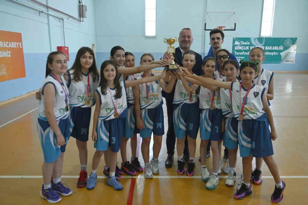 Karacabey Belediyespor'un U10 ve U11 kızları kupayla sevindi