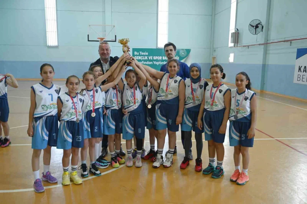 Karacabey Belediyespor'un U10 ve U11 kızları kupayla sevindi
