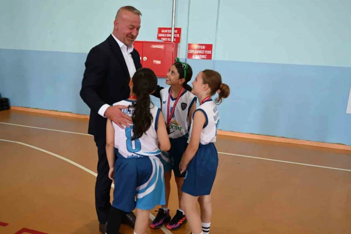 Karacabey Belediyespor'un U10 ve U11 kızları kupayla sevindi