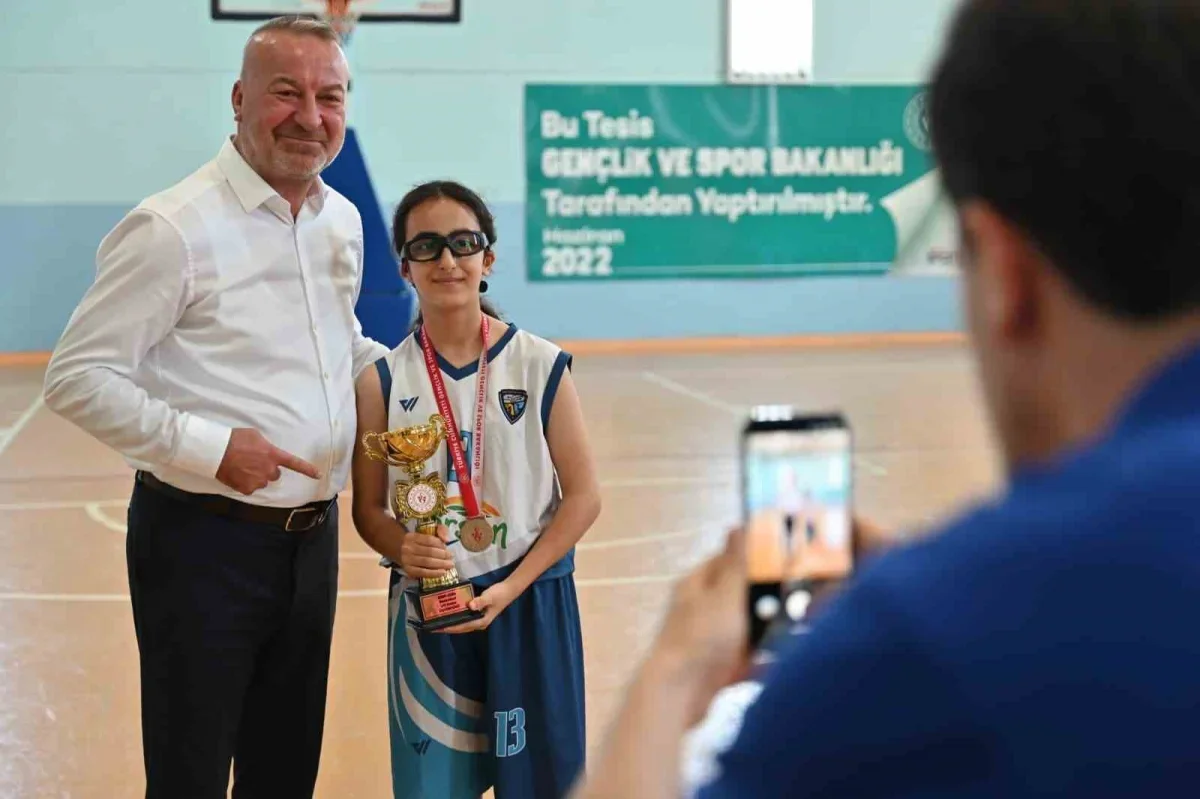 Karacabey Belediyespor'un U10 ve U11 kızları kupayla sevindi