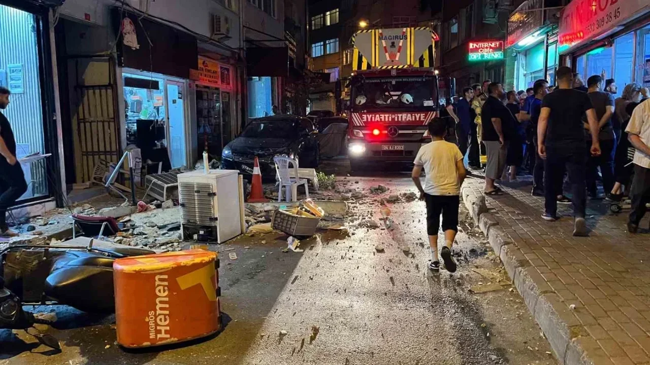 Fatih'te çatıdan düşen beton parçaları iki kişiyi kıl payı geçti