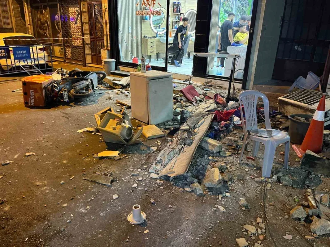 Fatih'te çatıdan düşen beton parçaları iki kişiyi kıl payı geçti