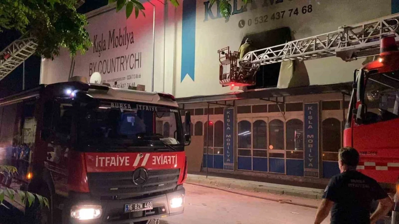 İnegöl'de mobilya fabrikasında korkutan yangın söndürüldü
