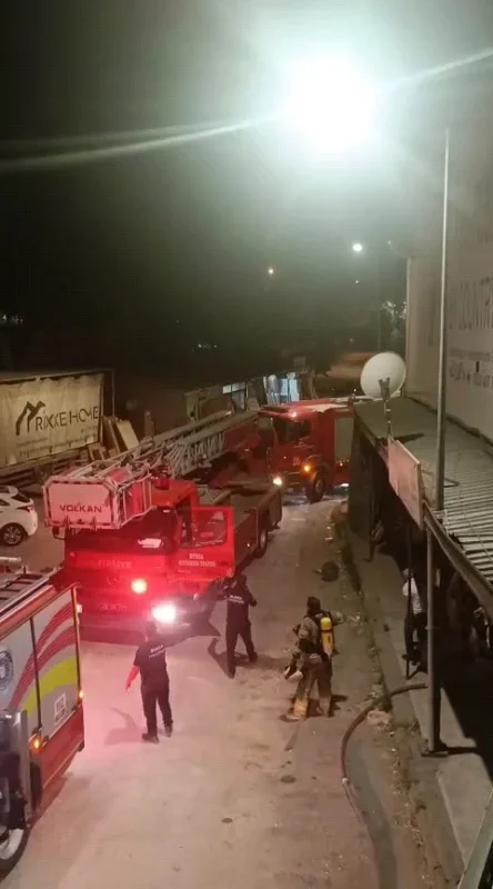 İnegöl'de mobilya fabrikasında korkutan yangın söndürüldü