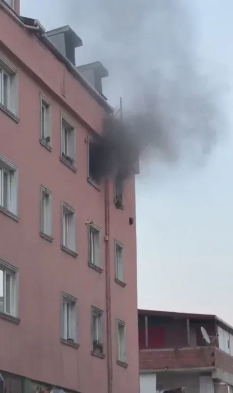 Uzaklaştırma kararı olan eş, Arnavutköy'de evi ateşe verdi iddiası