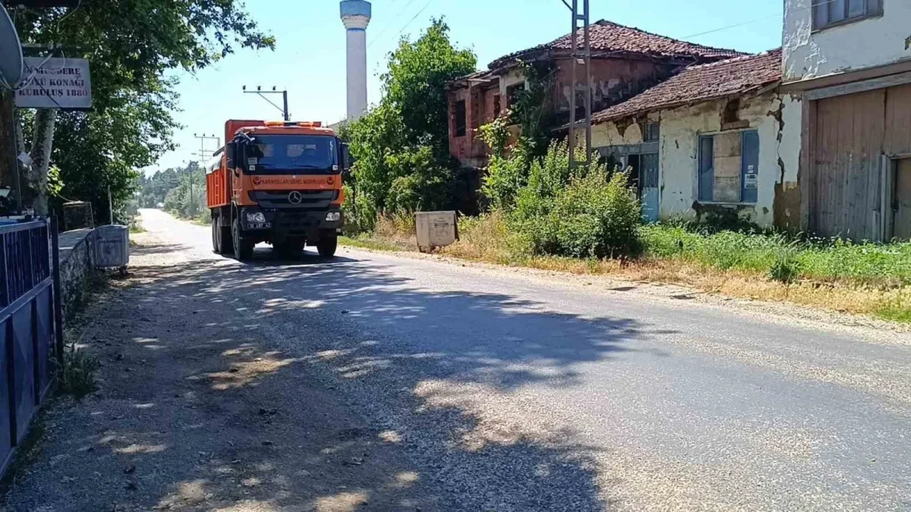 Bilecik'te sıcak hava asfaltı eritti, ekipler kumlama yaptı
