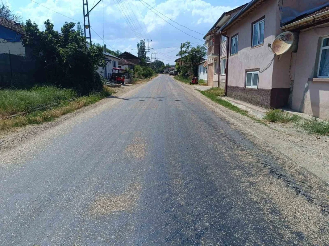 Bilecik'te sıcak hava asfaltı eritti, ekipler kumlama yaptı
