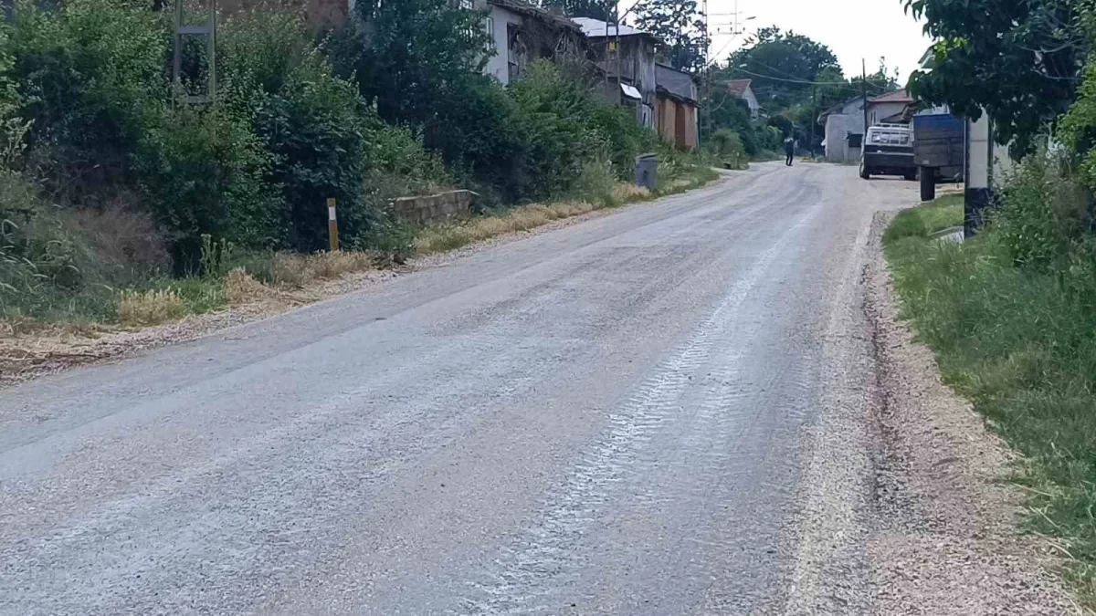 Bilecik'te sıcak hava asfaltı eritti, ekipler kumlama yaptı