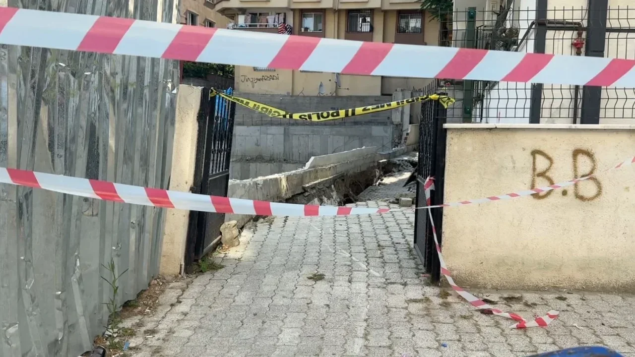 Küçükçekmece'de inşaat temel kazısı yan binada göçük oluşturdu