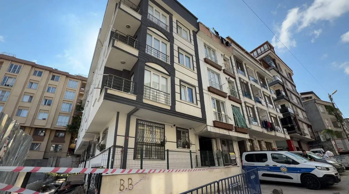 Küçükçekmece'de inşaat temel kazısı yan binada göçük oluşturdu