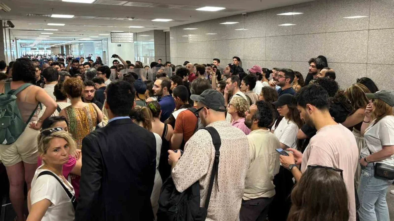 Deniz Göktaş'ın adliye sevkinde Kılıçdaroğlu'na protesto