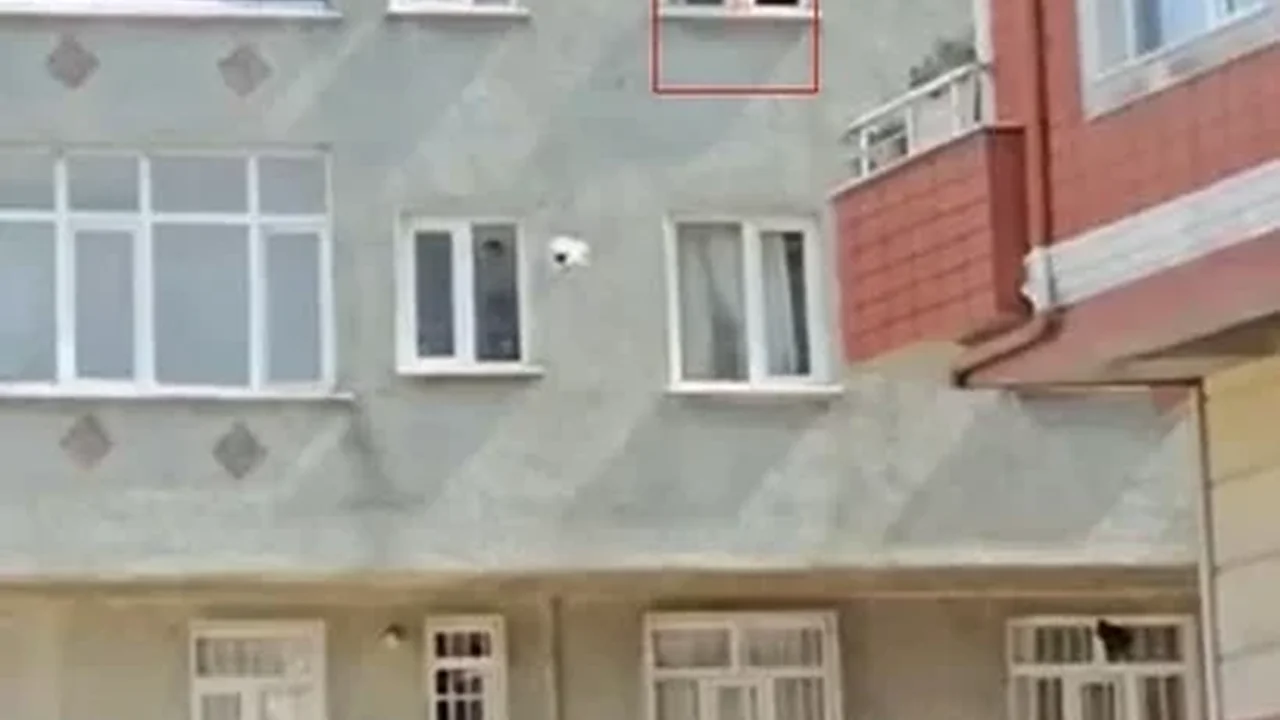 Esenler'de 3'üncü kattaki pencerede yürüyen bebek paniği