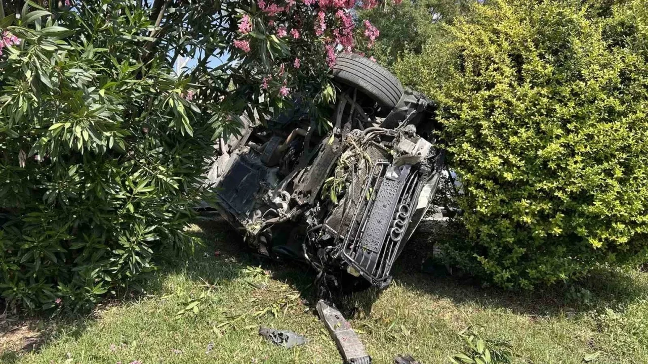 Bayrampaşa'da kırmızı ışık ihlali kazası: Baba oğlunu teselli etti
