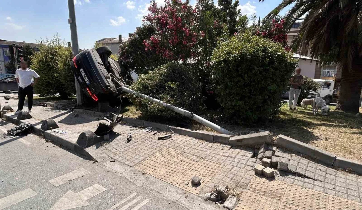 Bayrampaşa'da kırmızı ışık ihlali kazası: Baba oğlunu teselli etti