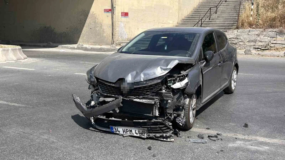 Bayrampaşa'da kırmızı ışık ihlali kazası: Baba oğlunu teselli etti