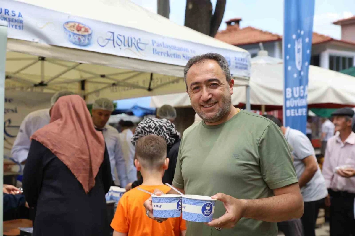 Bursa'da aşure ikramı Keles Meydanı'nda vatandaşlarla buluştu