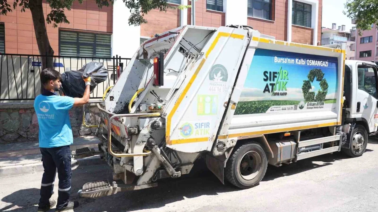 Osmangazi'de çöp evden 2,5 ton geri dönüşüm atığı çıkarıldı