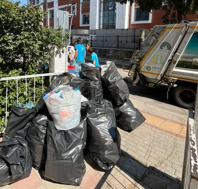 Osmangazi'de çöp evden 2,5 ton geri dönüşüm atığı çıkarıldı