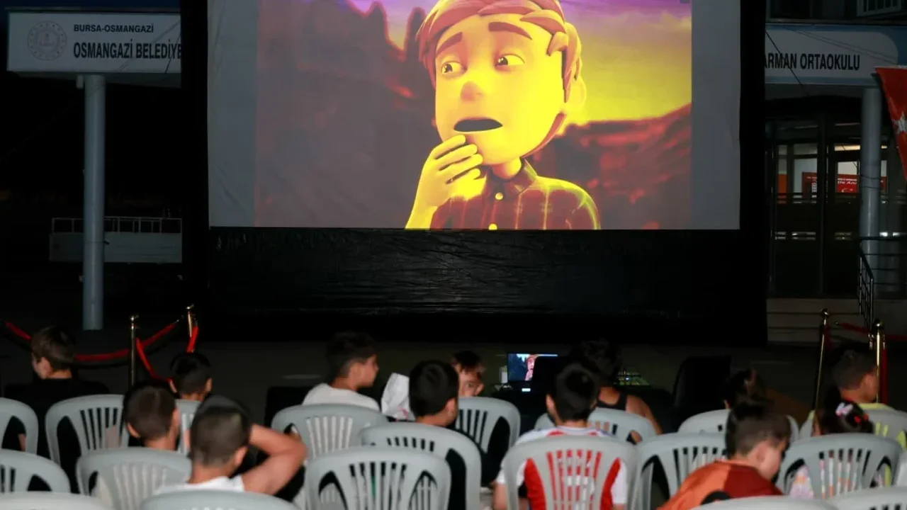 Osmangazi Belediyesi çocuklara yazlık sinema keyfi yaşatıyor