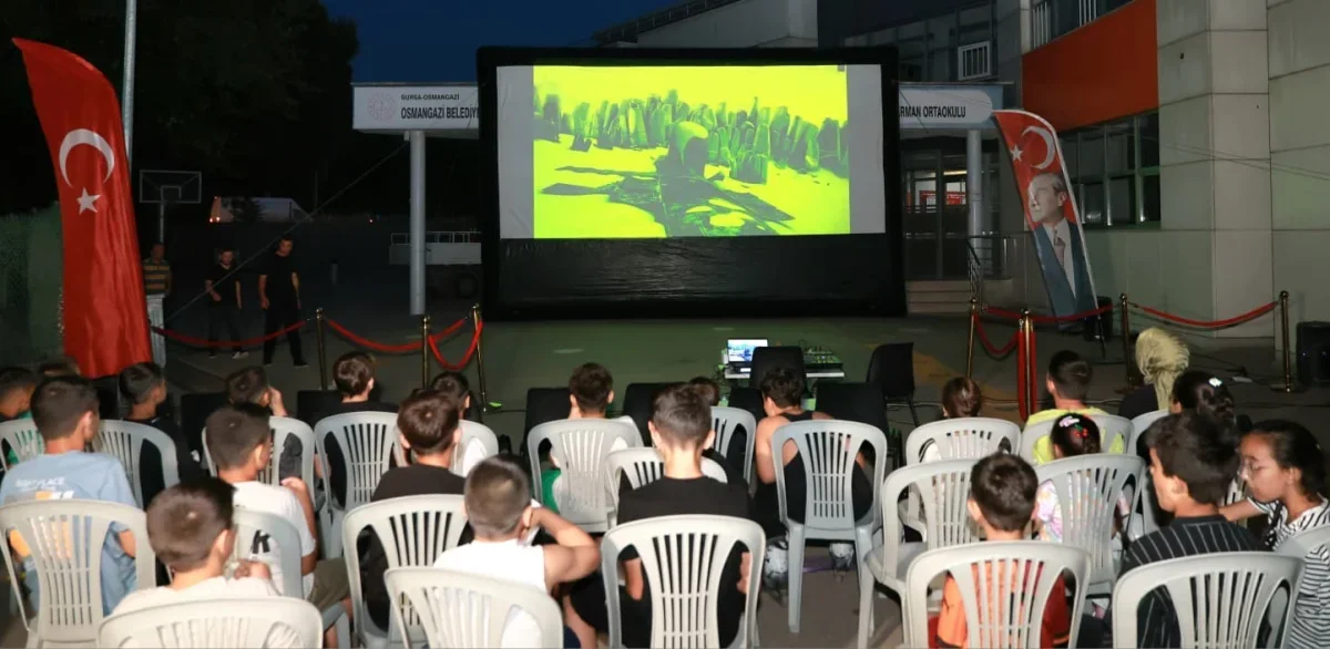 Osmangazi Belediyesi çocuklara yazlık sinema keyfi yaşatıyor