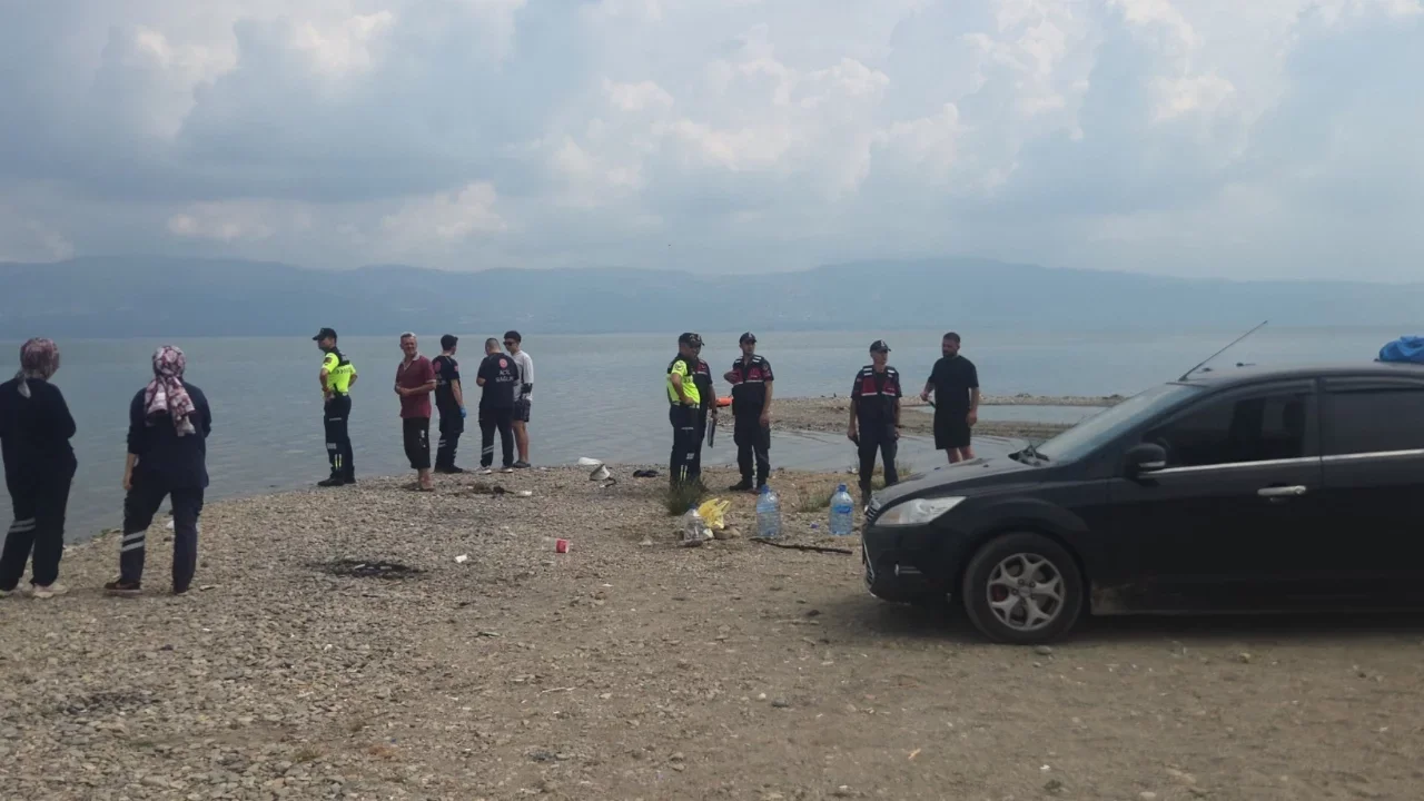 İznik Gölü'ne giren 2 genç kayboldu