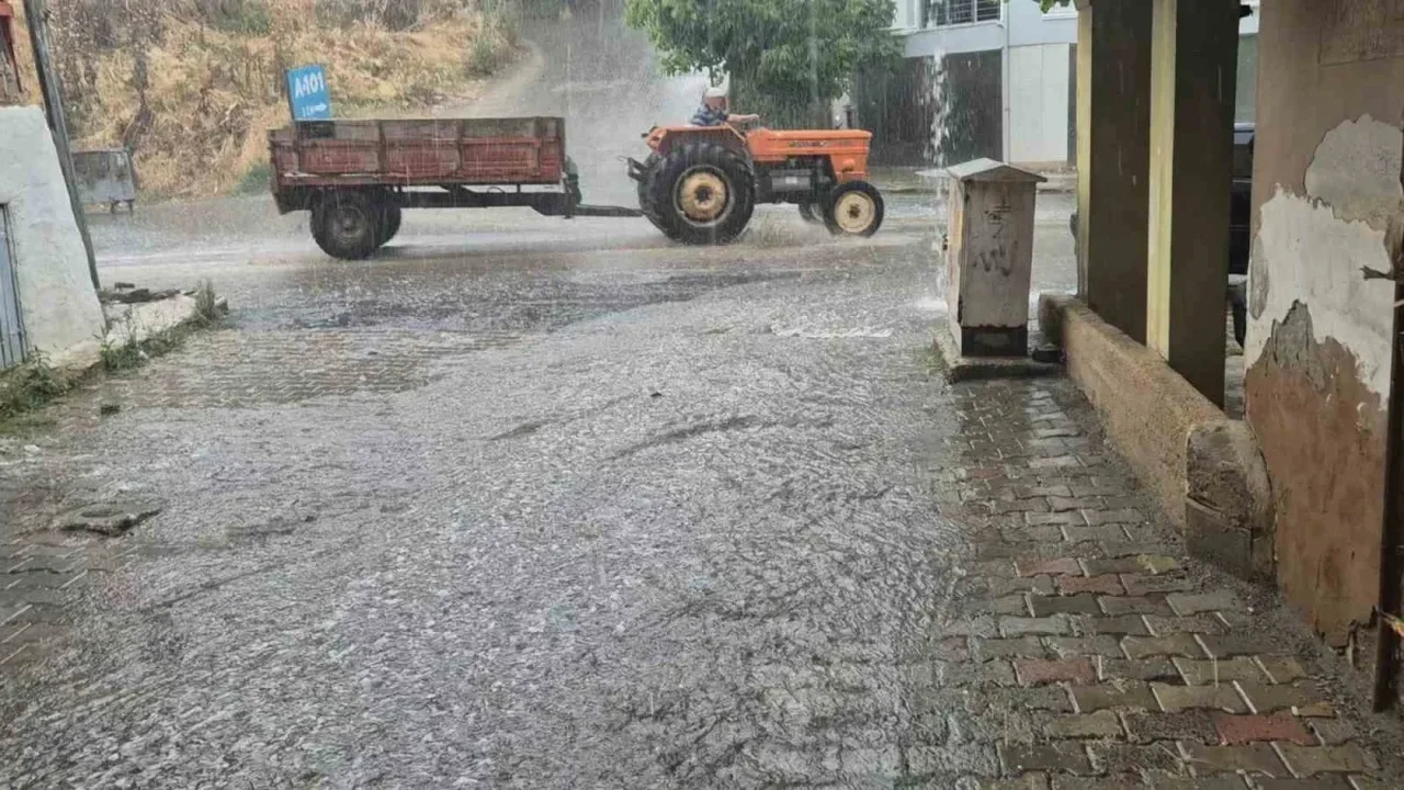 Tekirdağ Süleymanpaşa'da sağanak yağış yolları göle çevirdi