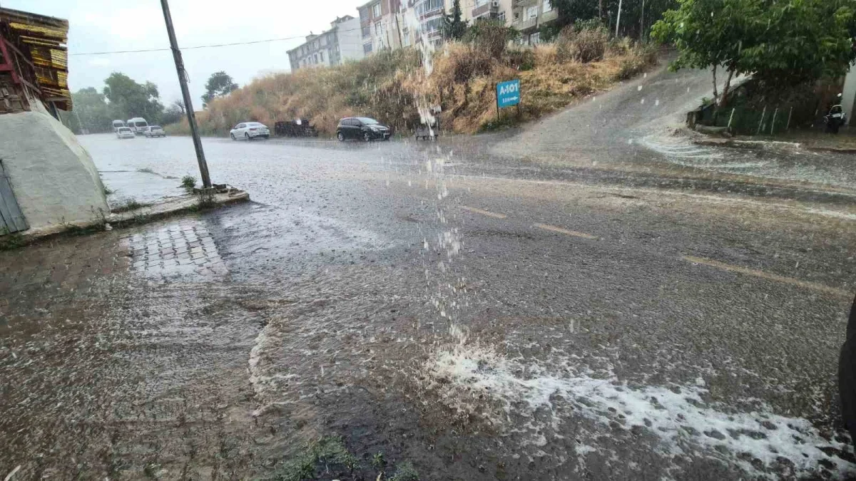 Tekirdağ Süleymanpaşa'da sağanak yağış yolları göle çevirdi