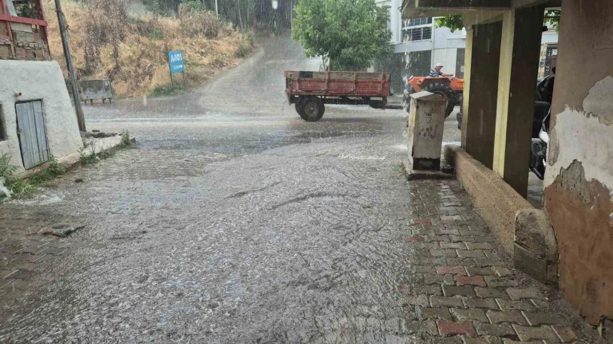 Tekirdağ Süleymanpaşa'da sağanak yağış yolları göle çevirdi